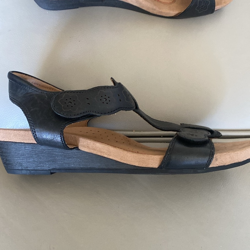 Cobb Hill Black Leather Sandals - Picture 5 of 5
